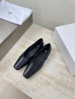 Totême 法式浪漫 极简深口女鞋 黑色小羊皮 北欧简约设计 轻奢品牌 面料选用头层牛皮牛皮高端 舒适 内里选用牛皮内里 搭配弹力橡筋 简约设计 大底选用意大