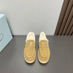 出厂:440独家顶级版本 Prad-A普拉*达Vs经典休闲鞋系列 厚底三角标休闲鞋 原版1:1定制，今年最潮的三角标一脚蹬英伦风复古情侣小白鞋，众多网红上脚，这