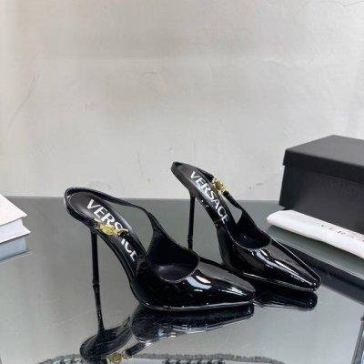 Versace 范思哲后空月牙金属跟高跟鞋 美丽的杀手鞋，优雅与朋克交织，青春的叛逆自在脚下，这双鞋设计蝴蝶结和铆钉完美中和，气质拉满，搭配牛仔裤、短裤、裙装、