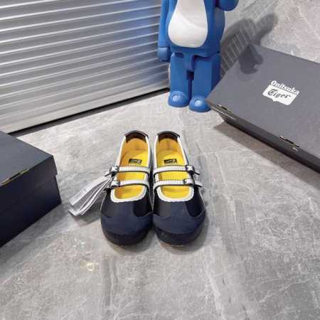 出厂 Onitsuka Tiger鬼塚虎 鬼冢虎Mexico 66 Tgrs 平跟 玛丽珍鞋款演绎芭蕾风潮 整鞋采用银色金属光泽材质镜面效果，配合渐变奶油色皮革 - 点击图像关闭