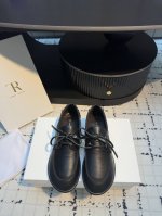 the Row新品中性复古简约乐福鞋绑带单鞋 方头设计确保长时间穿着的舒适性 无论是搭配休闲装还是正式场合 它都能为你的造型增添一丝优雅与别致 为你带来时尚的甜