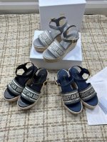增高款 dior 迪奥 25Ss 夏季高版本新款凉鞋. 简约超级百搭. 上脚完美奢华可任意搭配春夏服饰. 脚感更是舒适 材质原版完美复刻. 原版拆解开模. 面料