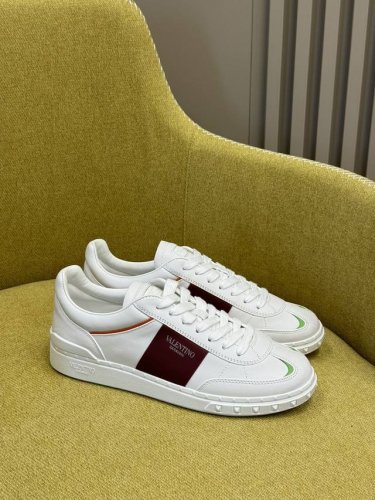 出厂 顶级版 valentin O Ss24 New Arrival v家 春夏德训鞋新品 情侣款 舒适好穿经典百搭不挑人 小牛皮材质 质感拉满 恰到好处的细节