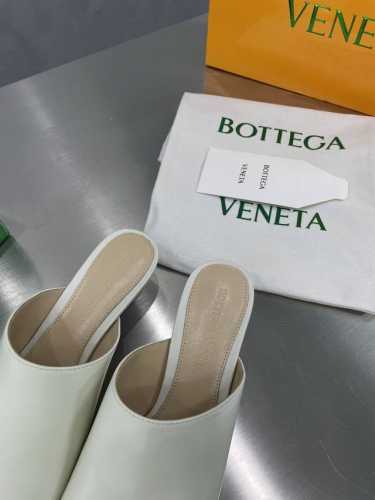 Bottega Venet*22*S葆蝶家方头㊣一字拖 米白 春夏大肆式主打 延伸鞋底超过脚长 原版开发 像一把“铲子” 有棱有角 定染彩色小羊皮鞋面 力求配色