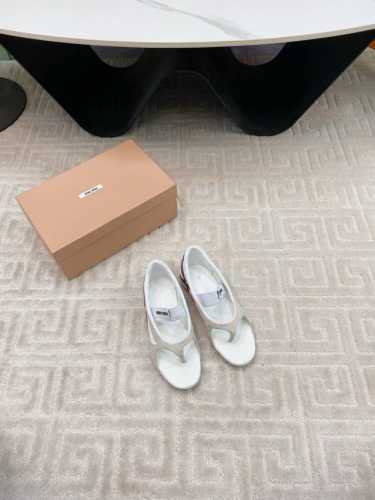 出厂300 Miu Miu 25Ss 春夏新款走秀Miumiu 玛丽珍 休闲夹脚凉鞋 秀场工艺来自Miu Miu系列的细节特写 新季的潮流要素一 与此刻挚爱的概