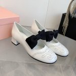 出厂价 顶级品质miumiu缪缪25春夏走秀新款new arrival～粗跟圆头玛丽珍蝴蝶结松紧带单鞋！复古冲孔雕花细节质感满满～复古时髦～配个彩色袜子超好看～