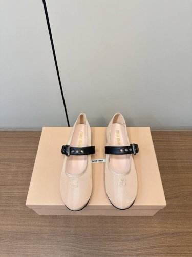 miumiu 25Ss 早春新品玛丽珍芭蕾舞网纱跳舞鞋 秀场工艺来自Miu Miu系列的细节特写 新季的潮流要素 与此刻挚爱的概念，玛丽珍芭蕾舞传达现代风格~