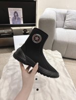 代购级Dior 24ss 秋冬弹力布 帅气靴子采用别具一格的设计元素打造醒目的外观 采用黑色科技面料打造，可轻松穿脱。从 Dior Book Tote 手袋汲取