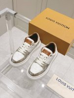 出厂:男款 顶级独家首发 男款厚底休闲鞋 Lv 25秋冬首发真的又是新一款王炸新款，姐妹们，上脚太好看啦专柜购买原版一比一开发，所有细节，材料，品质，跟专柜无区