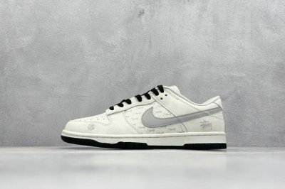 400 現貨 终端放店 Xc版 Nk Sb Dunk Low 斯图西联名 弹幕刺绣灰勾 周年高端定制 低帮休闲板鞋 #定制鞋盒 大厂纯原品质出货 超高清洁度 皮
