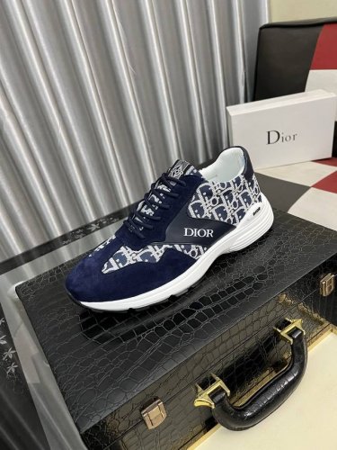 出厂价pp： 迪奥Dior 新款休闲鞋，必爆款 ，采用潮流时尚鞋 最新爆款鞋面采用进口牛皮+专用印花面料拼接设计 ，羊皮垫脚，舒服橡胶大底 上脚轻巧舒适 实物更