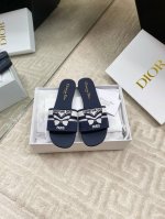 出厂 25Ss夏季新款Dior Dway蝴蝶刺绣粗跟电绣一字凉拖鞋2025最新配色 这款 Dway 棉质凉拖是一款经典单品。黑色和白色棉质刺绣鞋面饰以Chris