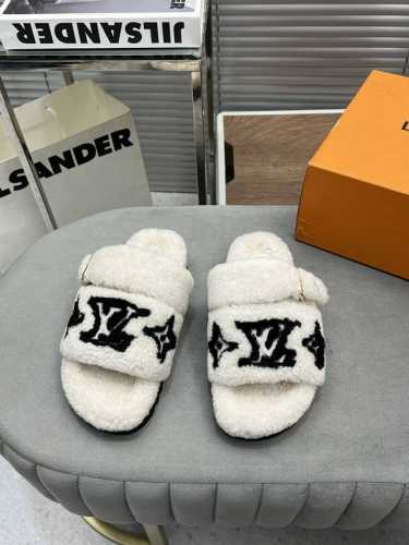 出厂 LV羊毛拖鞋 秋冬舒适保暖 ！ 进口羊毛面料特殊工艺烫卷儿的，羊绒滚边。 Eva发泡底 SIZE：35-40 40定不退换