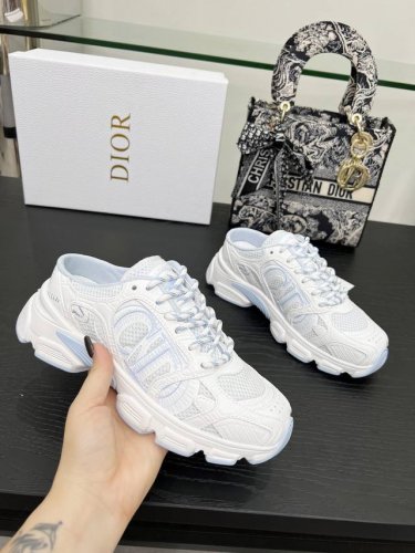 这款 Dior Chrono 运动半拖鞋以Dior的高订风格重新演绎跑步鞋。网眼织物搭配白色和天蓝色皮革效果镶片，两侧的Cd标志、鞋舌上的星星补丁和后侧的Dio