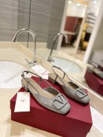 冲量价: Valentino Garavani VLogo V扣系列专柜最新系列 最高版本 细节完美 更加精致耐看 按正品1：1复制 上脚非常修脚型 重点是很好