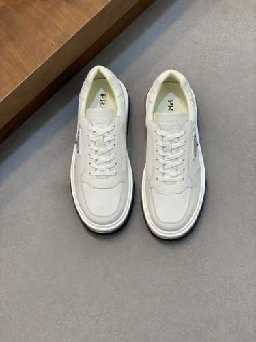 Prad* 普拉达 24春夏新品男士高端运动鞋，这款运动鞋时尚百搭，简洁现代，融合运动风格和精致细节。选用皮革材质打造，搭配橡胶鞋底，鞋舌压印字母徽标，简约时尚