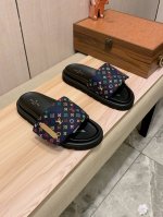 拖鞋: 新款: 厂价 Lv* 系列拖鞋顶级代购情侣2025专柜同步发售，意大利进口原版精选布料，做工考究， ，鞋底： 超舒适 原厂特供原版底，独家双层活动成型底