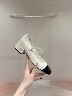 Miu Miu 缪缪 25 早春新品 专柜主打最新走秀款 珍珠扣复古玛丽珍粗跟单鞋缪家高货 顶级工艺打造精品质感 无敌舒适 绝对是一见钟情款！时尚百搭，人手必备