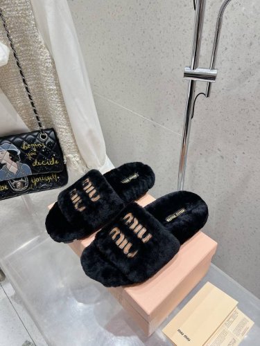 出厂 MiuMiu缪缪 miu家2024秋冬新品 专柜最新爆款毛毛拖鞋系列 火爆毛毛款拖鞋 今年主推款 上脚精致小巧，百搭好看，舒适又优雅，时尚 简约高级 随意