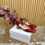 DIOR2024 春夏玛丽珍凉鞋 单鞋系列 延续D家永恒经典！这款鞋低调不失华丽 性感又不显张扬 鞋型是大家都爱的秀气款 非常非常显瘦 侧面整个弧度将脚部曲线完
