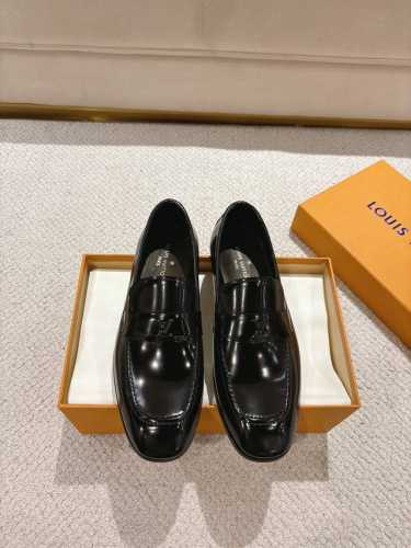 lv Glove热卖款男士精品乐福鞋！精选进口开边珠牛皮亮面皮革将工致元素与摩登魅力融合，韧性强耐折不易变形，经久耐穿！进口水染牛皮内里，以方头构型彰显经典格调