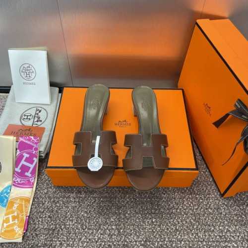 工厂价 爱马仕 Hermes 春夏经典款 Oasis 粗跟拼色工字拖女鞋 H家中跟圆头露趾凉拖鞋 材质：进口小牛皮+水染羊皮水里+意大利真皮大底 跟高:4.5C