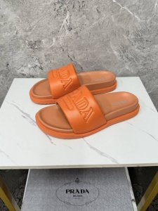 实价 。 Pradr-普拉达 奢牌拖鞋，进口原版材质，网布内里 高档舒适，原版大底轻盈耐磨！纯手工制作，细节决定品质！38-44 45定做不退换 Tk