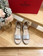valentino Garavani 荔枝牛皮系带坡跟凉鞋 金属效果工艺处理铆钉装饰 麻绳包裹坡跟 可调节小牛皮系带 坡跟防水台 意大利制造 -35-41