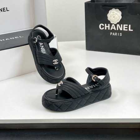 工厂价 高版本 2025C早春最新款、Chanel 香奈儿厚底夹趾凉拖、凉鞋、拖鞋 香奶奶家一贯的优雅名媛气质 高级感十足！上脚非常Nice～不管光脚穿或搭配裙 - 点击图像关闭