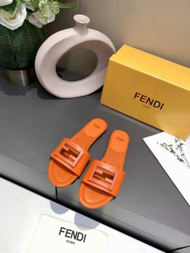 最新夏季爆款FENDI芬迪凉鞋，专柜原装正版，面料：头层牛皮，内里头层羊皮，橡胶底 真皮底 ，35 -42码欢迎下单，