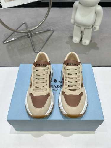 出厂价 ，Prada 225普拉达新品，实力来袭！众多网红同款，时髦百搭Nice单品，意大利专柜代购原版鞋开发，1比1照足原味复刻。今年的主题就是不被定义 通过