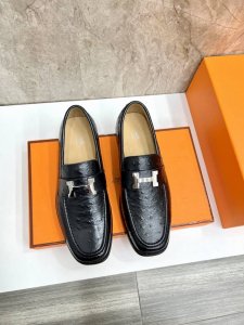 H家 Herme* 爱马-仕 新品paris乐福鞋皮鞋 官方售价rmb , 采用进口牛皮 开边珠亮皮 粒面牛皮 手掌纹牛皮 打造 搭配经典复古金属h Logo鞋