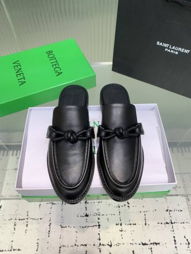 Bottega Venetabv结绳配饰乐福拖鞋 上脚轻松又时髦 穿上它 百搭又时髦 轻松穿出高级感 每一步都走出你的时尚新节奏 鞋面材质选用同原版的小牛皮材质
