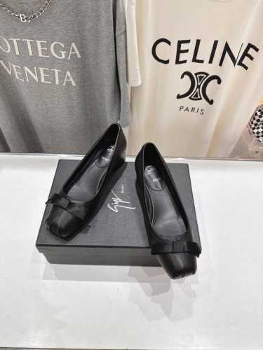 高版本出厂 Giuseppe Zanotti 与 Christian Loubouti 推出首个联名鞋履系列 夏季新品蝴蝶结玛丽珍小高跟单鞋 gz与Cl红底鞋这