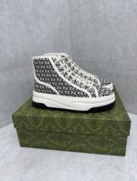 P330 女式 Gucci Tennis 1977 运动鞋 引人注目的轮廓，灵感源自网球场。这款高帮运动鞋采用引人注目的浅米色和黑色 Gg 提花面料，配有厚底和