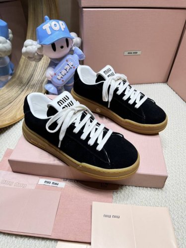 出厂价Pp： P340 Miumiu新款擦色脏脏小白鞋依旧经典时尚 简约的格板设计！品质灰常牛！Miumiu 擦色脏脏小白鞋，前卫大胆的Miumiu风格融于此款