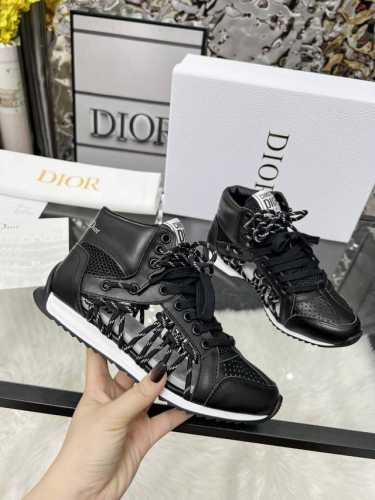 这款 Dior First高帮运动鞋是本季新品，于迪奥二零二五春夏成衣系列发布秀精彩亮相，以Dior 的高订视角重新诠释运动服饰经典标识。黑色和白色牛皮革搭配白