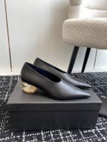 代购级 JIL sander 小众潮牌 24春夏超现代主义水晶透明跟尖头系列单鞋 凉鞋！这款现代风格凉鞋醒目吸睛，微风轻轻吹过，脚下的每一步都应该轻盈而自在。尖