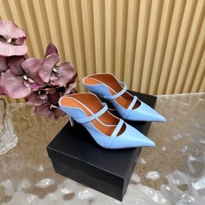 2025经典再现 #Malone Souliers#中跟半拖 经典爆款依然风韵犹存 通过带子的撞面色 设计 非常耐看极具风格 喜欢过通混搭不同触感和地质的材料达
