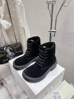 出厂 LOEWE 罗意威 24ss 秋冬新款 娃娃头 绑带马丁靴 简约大气时髦 耐看不过时 是时尚圈永不退潮的经典所在 复古的英伦风格 让你穿出不一样的气质.对