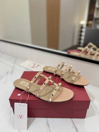 出厂价： Valentino 华伦天奴铆钉 VT经典平底拖鞋，顶级复刻！侧身弧线完美，原版开模定制不生锈铆钉 特别有质感的五金衬托出满满的高级感，带给您正品级的 - 点击图像关闭