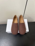 Jwanderson25春夏最新走秀款简易斜纹布乐福鞋单鞋！没有撞色的强烈感，但依旧吸睛！线条流畅转角弧度自然，干净利落！ 圆圆的鞋头搭配流苏可可爱爱的！呆萌的