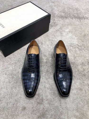 Gucci 男士经典牛津鞋男士商务正装皮鞋 经典款 极致艺术 全鞋采用进口打蜡饮奶牛牛皮古法手工描改擦色 深蓝 精挑细选 毛孔细腻 光泽度极好 质感柔软 韧性强