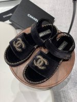25Fw春夏新款Chane*小香链条圈边双C扣凉拖鞋系列 香家标志性的穿皮链条设计应用在垫脚圈边，配上经典菱格元素覆盖鞋面 垫脚！格外精致又文艺，很难找出不爱的