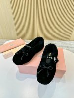时尚必备 Miumiu 羊毛单鞋，优雅新宠 Miumiu 这款羊毛单鞋真的太绝啦！ 精选优质羊毛，触感柔软，温暖亲肤。 羊皮内里，细腻舒适，呵护双足。 平底设计