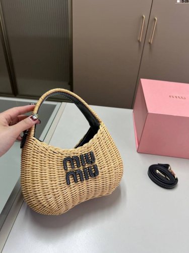 Miu Miu 竹编菜篮子 中古 你可以有万种风情 Miumiu 缪缪竹编沙滩 D-29尺寸20×11折叠盒