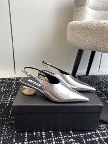 代购级 JIL sander 小众潮牌 24春夏超现代主义水晶透明跟尖头系列单鞋后空凉鞋！这款现代风格凉鞋醒目吸睛，微风轻轻吹过，脚下的每一步都应该轻盈而自在。