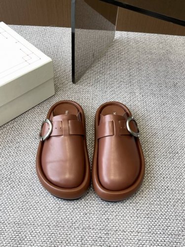 Alexander Mcqueen 25 春夏新款复古大头包头拖 勃肯拖 第一眼看到这个鞋子感觉不起眼，没有过多的装饰很简单 但带有点复古味呆萌可爱随意搭配都好