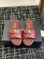 代购级 chanel 小香 25Ss 春夏新品度假 羊皮 懒人拖 小香的一款全新设计 鞋面搭配双C五金装饰 简约百搭上脚超级美的 怎么看都超美 鞋面 采用进口羊