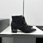 CHANE*｜小香24B秋冬新品尖头短靴 自带氛围感又显高级 堪称史上最美的马丁靴了 鞋带装饰双C珍珠宝石重金属扣 日常随心搭配裙子 裤子都无敌美！ 精致优雅女